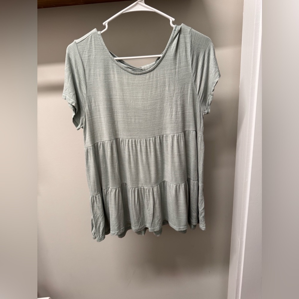 Pink Lilly boutique top sage green light very pretty color